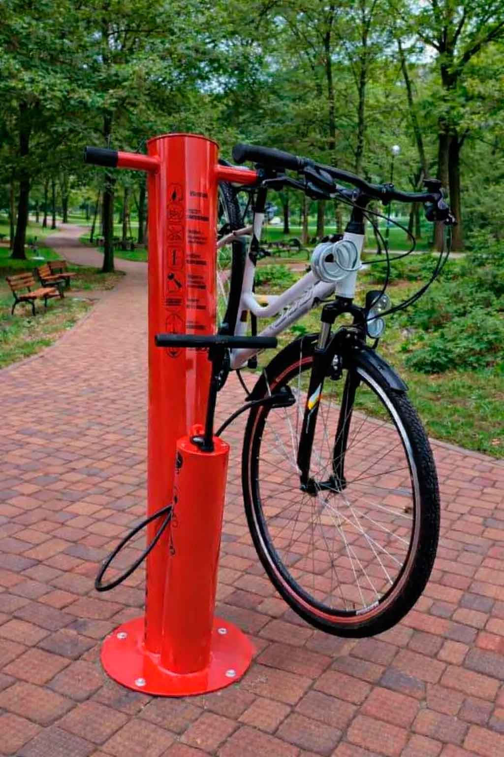 Estación de mantenimiento de bicicletas roja para exteriores
