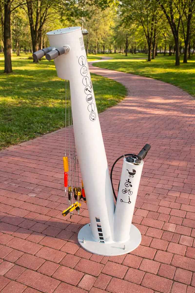 Estación de mantenimiento para bicicletas blanca en parques y jardines