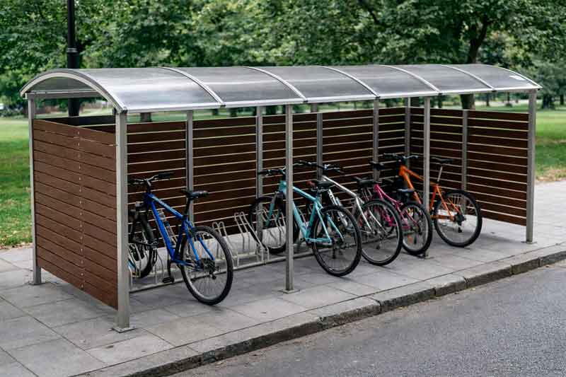 Marquesinas de acero y madera para aparcamiento de bicicletas en parques