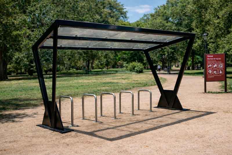 Marquesina para bicicletas con diseño urbano y protección contra la lluvia